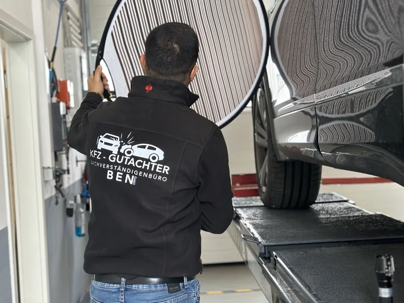Beweissicherung mit Reflexionsboard am Fahrzeug